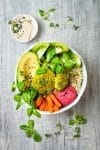 Buddah Bowl mit Acocado, Hummus, Quinoa und Gemüse | Snacktrends 2019