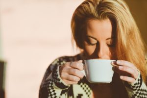 Kaffee Frau trinken Tasse warm