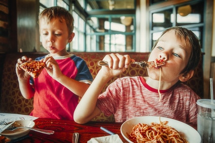 Kinder essen Spaghetti Pizza ungesund