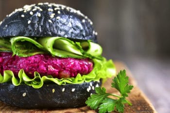 Burger Rote beete Patty Black Bun Salat Gurke