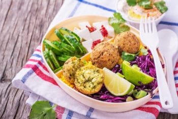 Bowl vegan Falafel Salat gesund