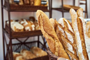 Bäckerei Auslage Baguette Korb Brot Backen