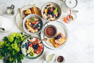 Frühstück gesund Waffel Kaffee Joghurt Salat Obst