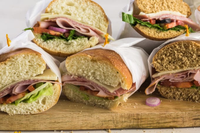 Belegte Sandwiche mit Schinken Papier Verpackungen
