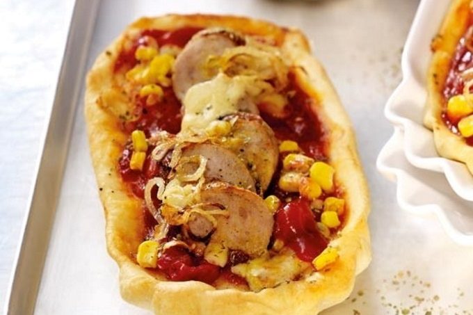 Mini Pizza mit Currywurst und Mais