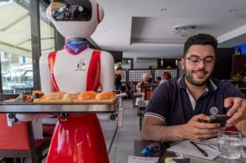 Servierender Roboter im Restaurant