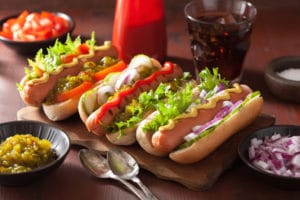 Hot Dog mit Salat und Gurken