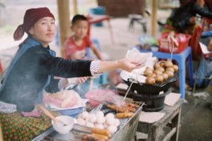 Street Food Stand Frau gibt Rückgeld in Vietnam