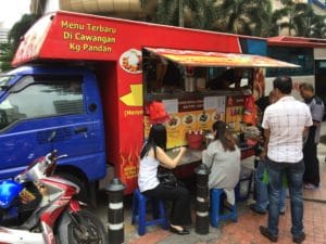 Foodtruck mit Hühnchengerichten in Asien