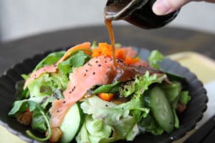 Salat mit Lachs und Balsamico Dressing