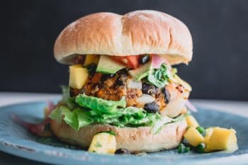 Veganer Burger mit Avocado