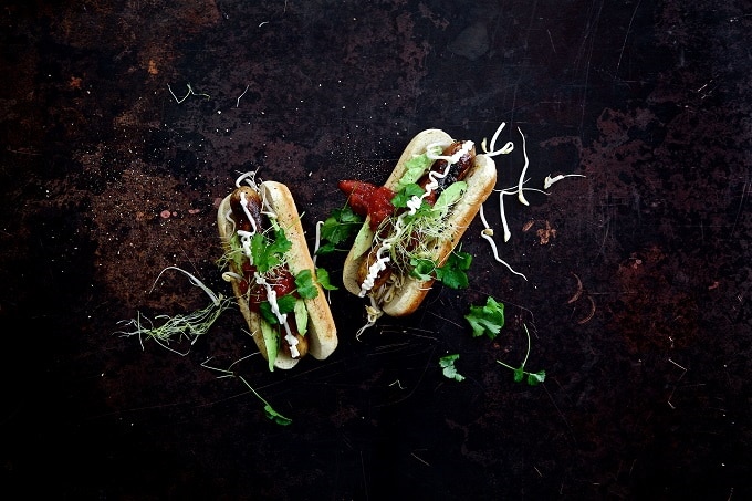 Hot Dog mit Avocado und Salasa