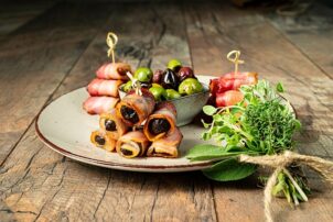 Tapas auf einem Teller mit Salat