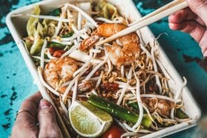 Thailänidscher Snack mit Sprossen und Garnelen