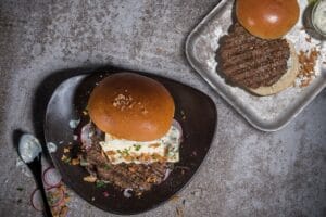 Irish Beef Burger auf einem Teller mit Patty von Vegeta ECF