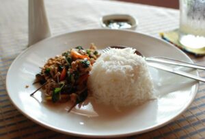 Pad Kra Pho Thailändisches Reisgericht