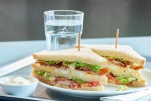 Sandwich Salatreme mit Eiern und Bacon