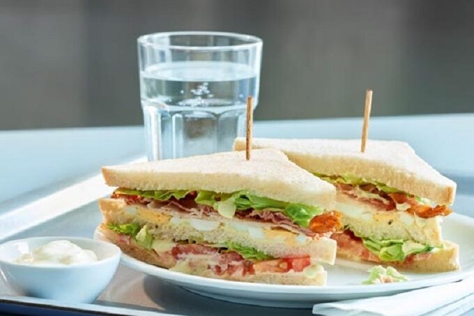 Sandwich Salatreme mit Eiern und Bacon