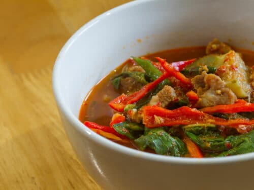 Roter Thai Curry mit Chili und Fleisch