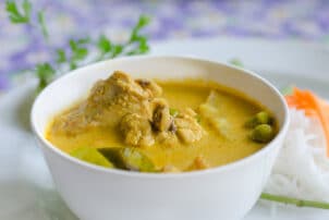 Gelber Thai Curry mit Fleisch und Chili