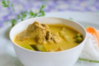 Gelber Thai Curry mit Fleisch und Chili 