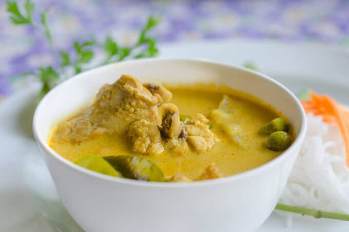 Gelber Thai Curry mit Fleisch und Chili