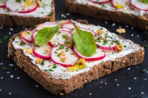Blegetes Brot- Snadwich Frischkäse Radischen vegetarisch | snackconnection