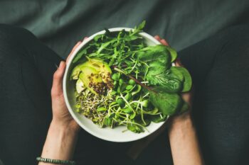 vegane Salat Bowl Avocado Spinat Erbsen