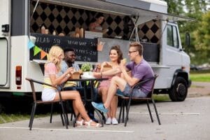 Gruppe jugendlicher essen vor einem Food Truck