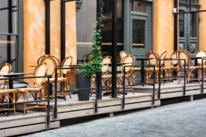 Leere Terrasse von einem Restaurant mit Tischen und Stühlen