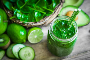 Grüner Smoothie mit Spinat Limetten und Kiwi