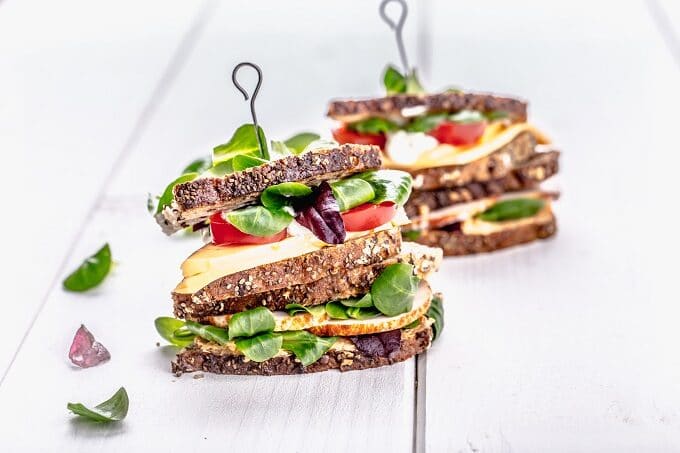 Belegte Sandwiches mit Fleisch und Salat