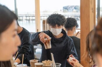 Mitarbeiter trägt Maske im Cafe