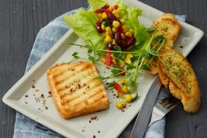 Grillkäse mit Salat und Baguette