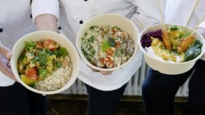Salat und Fleischgerichte Menü der Mensa To Go