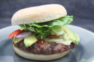 Bio Burger mit Salat und Rindfleisch