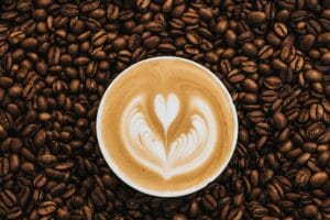 Kaffeebohnen mit Latte Macchiato