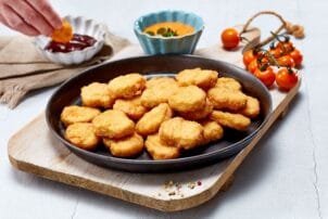 Nuggets im Teller mit Dip