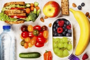 Lunchbox mit Obst und Gemüse und Sandwiches