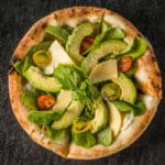 Gesunde Pizza mit Avocado