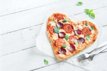 Herzförmige Pizza mit Salami