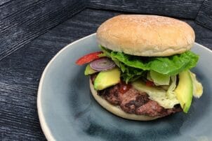 Burger mit Rindfleisch und Avocado