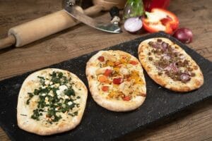 Pizza Pala mit Spinat Käse und Gemüse Belag