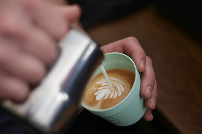 Kaffee ist das Lieblingsgetränk der Deutschen und wird immer populärer. 89 % trinken ihn laut des Tchibo Kaffee Reports täglich – das sind rund drei Prozentpunkte mehr als im Vorjahr. Wir zeigen die neusten Kaffee-Trends für das To Go Geschäft, von Nachhaltigkeit bis Kaffee mit Superfoods.