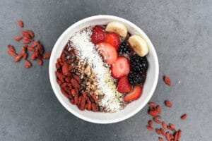 Frühstücksbowl Porridge mit Früchten / snackconnection