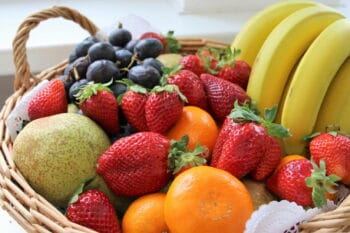 Obstkorb mit verschiedenem Obst / snackconnection