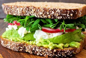 Belegtes Brot mit Avocado und Salat / snackconnection