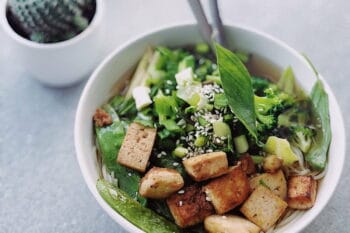 grüne Salatbowl mit Fleischersatz und Baguettestückchen getoppt / snackconnection