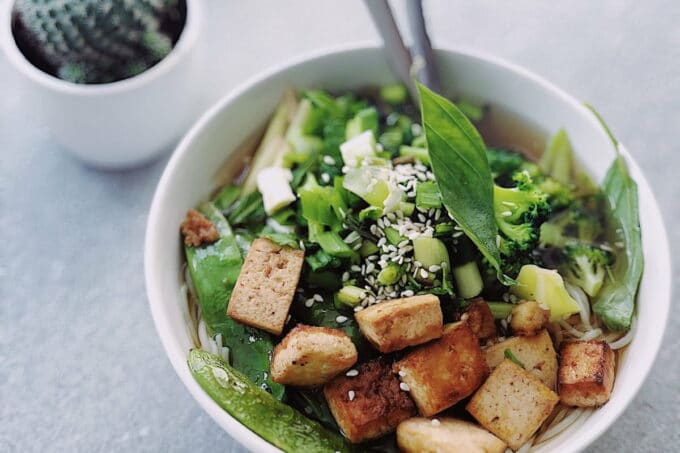 grüne Salatbowl mit Fleischersatz und Baguettestückchen getoppt / snackconnection