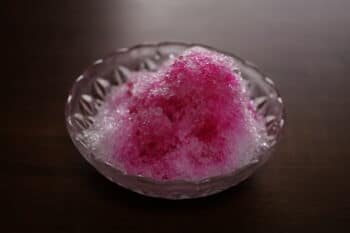 japanisches Eis in rosa in einer Schüssel / snackconnection